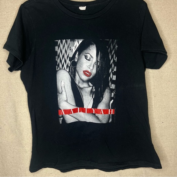 Aaliyah Red Lip Graphic Tee - Picture 1 of 5